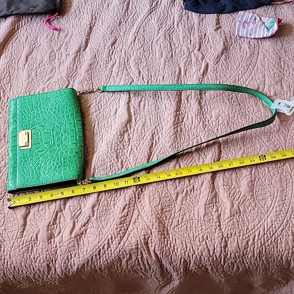 Kate Spade Alligator textured Green 💚 leather purse gold buckles w/dust cover. - Picture 3 of 11